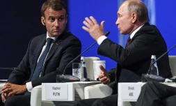 Le président français Emmanuel Macron et son homologue russe Vladimir Poutine lors du Forum économique de Saint-Pétersbourg le 25 mai 2018