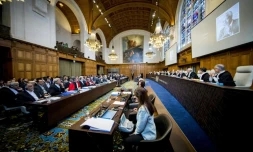 Un hommage à l'ancien secrétaire général de l'ONU Kofi Annan est diffusée sur un écran, lors de l'ouverture de l'audience devant la Cour internationale de Justice (CIJ) à La Haye le 27 août 2018