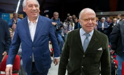 Leprésident du MoDem François Bayrou et l'ancien Premier ministre Bernard Cazeneuve à l'université d'été du parti le 29 septembre 2024 à Guidel, dans le Morbihan