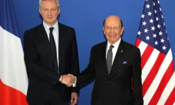 Le ministre de l'Economie Bruno Le Maire (G) en compagnie du secrétaire américain au Commerce Wilbur Ross (D), le 31 mai 2018, au ministère des Finances à Paris