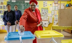 La vice-présidente Netumbo Nandi-Ndaitwah, candidate de la Swapo, le parti au pouvoir, vote à Windhoek, le 27 novembre 2024 en Namibie