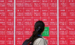 Un panneau affichant les cotations de la Bourse de Tokyo le 8 avril 2025 