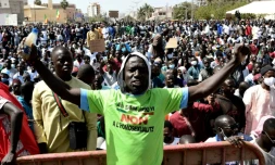 Un homme porte un t-shirt sur lequel on peut lire "Non à l'homosexualité" lors d'une manifestation organisée par des associations religieuses contre l'homosexualité sur la place de l'Obélisque à Dakar, au Sénégal, le 23 mai 2021