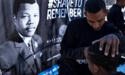 Un jeune Sud-Africain se fait couper les cheveux dans le cadre des célébrations du 100e anniversaire de la naissance de Nelson Mandela, le 30 juin 2018 à Johannesburg  