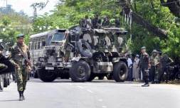 Des forces de police sri-lankaises déployées dans les rues de Pallekele, le 6 mars 2018 après la proclamation de l'état d'urgence