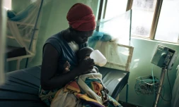 Agnès, une déplacée de 33 ans, nourrit sa fille avec du lait thrérapeutique à l'hôpital de Rutshuru, dans l'est de la Réplique démocratique du Congo (RDC), le 22 juillet 2022
