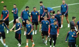 Le sélectionneur de l'équipe d'Espagne Fernando Hierro (c) dirige une séance d'entraînement au stade Loujniki, le 30 juin 2018 à Moscou