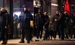 Des clients font la queue devant un magasin de Berlin à la veille de l'instauration de nouvelles restrictions contre le Covid-19, le 15 décembre 2020