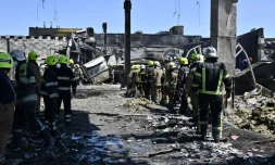 Les services de secours ukrainiens déblaient le 28 juin 2022 les débris du centre commercial Amstor de Krementchouk (centre) où une frappe russe a fait la veille une vingtaine de morts et des dizaines de blessés et disparus 
