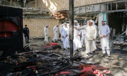 Photo fournie par l'agence de presse koweïtienne Kuna montrant le Premier ministre koweïtien Ahmad al-Abdallah al-Sabah (2e à droite) inspectant les dommages à l'aéroport de Koweït City, après une attaque iranienne, le 3 juin 2026
