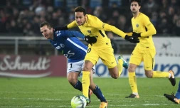 L'attaquant du PSG Neymar à la lutte avec le milieu de terrain de Strasbourg Dimitri Lienard, le 2 décembre 2017 à La Meinau