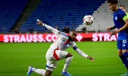 Le Lyonnais Alexandre Lacazette (g) contre l'Olympiakos, le 26 septembre 2024 à Décines-Charpieu