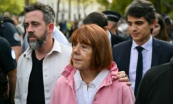 Gisèle Pelicot (c), son fils Florian Pelicot (g) et son avocat Stéphane Babonneau quittent le palais de justice de Nîmes à l'issue du procès en appel des viols de Mazan, le 9 octobre 2025 dans le Gard