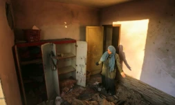Une femme palestinienne inspecte les dégâts dans sa maison après des raids aériens israéliens dans la bande de Gaza, le 9 décembre 2017