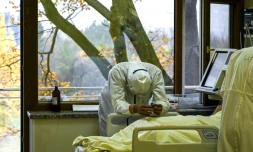 Un membre du personnel soignant se repose prÚs d'un malade du Covid dans l'unité de soins intensifs de l'hÎpital de Lozenets à Sofia en Bulgarie, le 9 novembre 2021