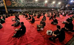 Des Iraniens portant des masques sanitaires prient pendant la "Nuit du Destin", à Téhéran, le 13 mai 2019