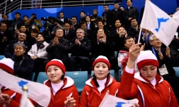 (g à d) L'épouse du président sud-coréen Moon Jae-in, Kim Jung-sook, le président, le président du CIO, Thomas Bach, le président de Corée de Nord, Kim Yong Nam, et la soeur du leader coréen Kim Jong Un, Kim Yo Jong, assis devant les pom-pom girls nord-coréennes, à Gangneung, le 10 février 2018