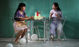 Les actrices Thi Thanh Thu To (g) et Thi Truc Ly Huynh, le 7 juillet 2017 lors d'une répétition de la pièce "Saïgon", à Avignon