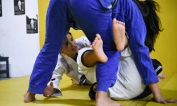 La championne de jiu-jitsu Meggie Ochoa (g) entraîne ses élèves, le 5 février 2019 à Manille, aux Philippines