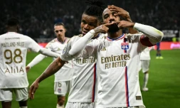 L'avant-centre et capitaine lyonnais Alexandre Lacazette (d) buteur contre l'OM et félicité par Gift Orban (c), le 4 février 2024 à Décines-Charpieu 