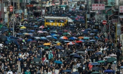Des milliers de manifestants marchent dans l'artĂšre principale du quartier de Mong Kok, le 20 octobre 2019 Ă Hong Kong