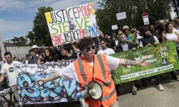 Plusieurs milliers de personnes défilent, le 21 juin 2020 à Nantes, pour la marche blanche qui marque le premier anniversaire de la disparition de Steve Maia Caniço il y a un an lors d'une intervention policière controversée le soir de la fête de la musique 