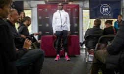 Le marathonien kényan Eliud Kipchoge (c) pose pour les photographes, le 10 octobre 2019 à Vienne