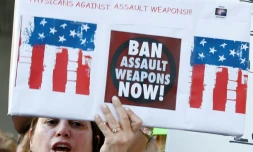 Des manifestants demandent un renforcement des lois sur le contrÎle des armes à feu aux Etats-Unis, le 17 février 2018 à Fort Lauderdale (Floride) aprÚs une fusillade dans un lycée de la région qui a fait 17 morts