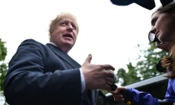 Boris Johnson répond aux journalistes à la sortie de sa résidence à Londres, le 27 juin 2016