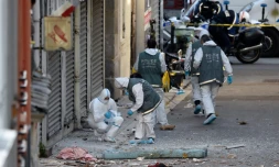 La police scientifique cherche des éléments près du bâtiment à Saint Denis pris d'assaut le 18 novembre 2015