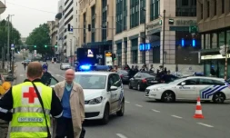 Des voitures de police bloquent l'accès à un centre commercial à Bruxelles le 21 juin 2016