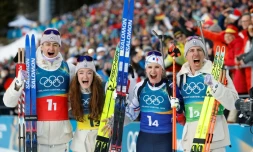 (De gauche à droite): Éric Perrot, Lou Jeanmonnot, Julia Simon et Quentin Fillon Maillet après leur titre sur le relais mixte des JO-2026, à Anterselva, en Italie, le 8 février 2027