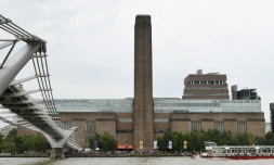 Vue générale du musée Tate Modern au bord de la Tamise à Londres, le 4 août 2019, après son évacuation après l'agression d'un enfant français par un adolescent britannique