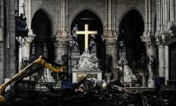 La croix de l'autel de Notre-Dame de Paris au milieu des décombres, le 15 mai 2019