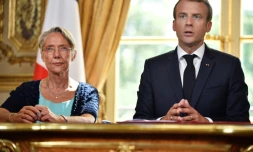 Le président français Emmanuel Macron, accompagné de la ministre des Transports Elisabeth Borne, lors de la promulgation de la réforme de la SNCF, le 27 juin 2018 à Paris