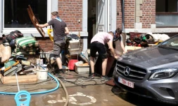 Des habitants nettoient leur maison endommagée à Angleur, près de Liège, le 17 juillet 2021