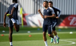 Kylian Mbappé, Paul Pogba (g) et Antoine Griezman lors d'un entraînement, le 14 juillet 2018 à Moscou, à la veille de la finale contre la Croatie