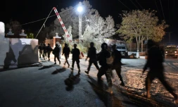 Des soldats pakistanais s'approchent du collège de police de Quetta le 24 octobre 2016