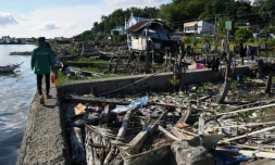 Des débris en bord de mer où se trouvaient autrefois des maisons avant le passage du super typhon Haiyan en 2013, le 13 octobre 2023 à Tacloban, aux Philippines