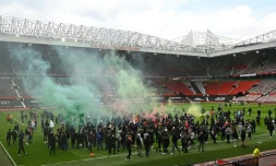 Des supporters de Manchester United ont réussi à envahir la pelouse du stade d'Old Trafford, provoquant le report du match de Premier League contre Liverpool, le 2 mai 2021