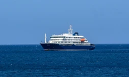 Vue aérienne du bateau de croisière MV Hondius au mouillage au large du port de Praia, au Cap-Vert, le 3 mai 2026