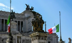 Des drapeaux italiens en berne devant le monument à Victor-Emmanuel II, le 31 mars 2020 à Rome