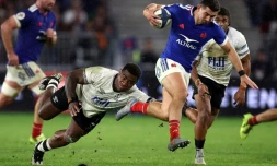 L'arriÚre du XV de France Thomas Ramos (D) échappe au plaquage du Fidjien Josua Tuisova lors du match international remporté par les Bleus (34-21), le 15 novembre 2025 à Bordeaux
