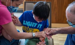 Un enfant de trois ans reçoit une dose de vaccin anti-Covid au Temple Beth Shalom à Needham, dans l'Etat du Massachusetts, le 21 juin 2022
