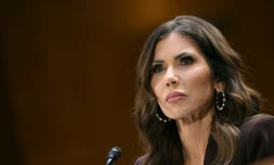 La ministre américaine à la Sécurité intérieure, Kristi Noem, lors d'une audition devant une commission du Sénat au Capitole, le 3 mars 2026 à Washington