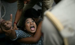 La police arrĂȘte des manifestants qui demandent la dĂ©mission du prĂ©sident de la commission Ă©lectorale Gyanesh Kumar, Ă New Delhi en Inde, le 11 octobre 2026