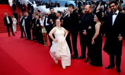 L'équipe d'"Un p'tit truc en plus", dont la comédienne Marie Colin (C) et le réalisateur Artus (derrière, au centre) au 77e festival de Cannes le 22 mai 2024