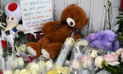 Des habitants rendent hommage le 11 juin 2019 aux deux enfants percutés par un chauffard, à Lorient, dont l'un est mort et l'autre grièvement blessé
