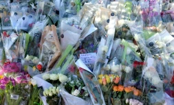 Hommages au gendarme Arnaud Beltrame mercredi 28 mars 2018 Ă la gendarmerie de Carcassonne