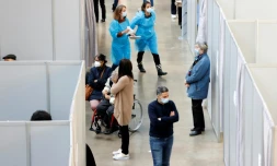 Soignants et personnes venant se faire vacciner contre le Covid-19 dans le centre de vaccination d'Ile-de-France Ă Paris, le 6 mars 2021